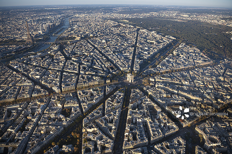 日出时分法国巴黎凯旋门的鸟瞰图图片素材