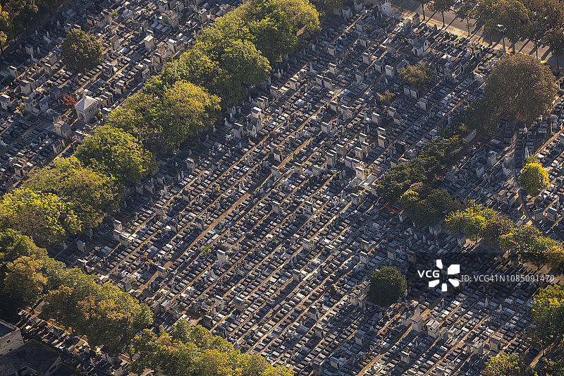 飞越法国巴黎蒙帕纳斯公墓的航拍视角图片素材