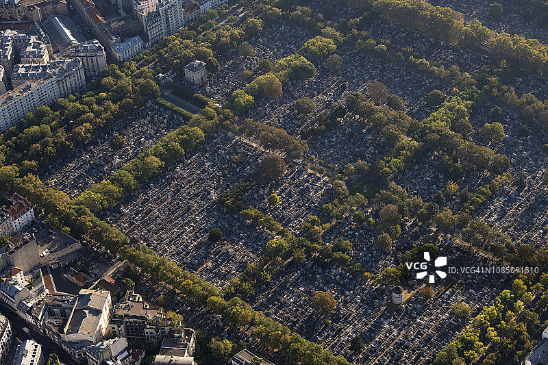 飞越法国巴黎蒙帕纳斯公墓的航拍视角图片素材