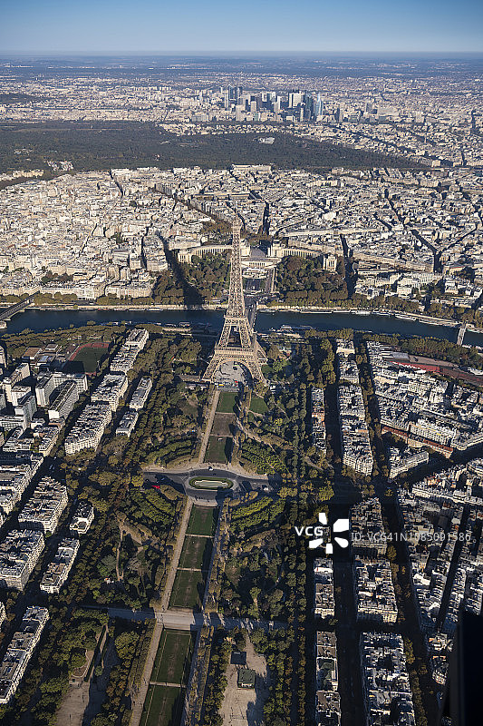 法国巴黎埃菲尔铁塔的鸟瞰，早晨图片素材