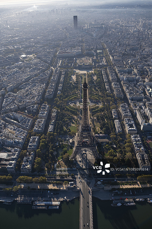 直升机航拍巴黎埃菲尔铁塔（法国），早晨图片素材