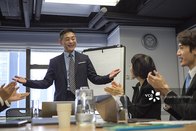 达成协议后鼓掌的快乐商人，经理宣布好消息时同事在会议中庆祝，企业主正式退休图片素材