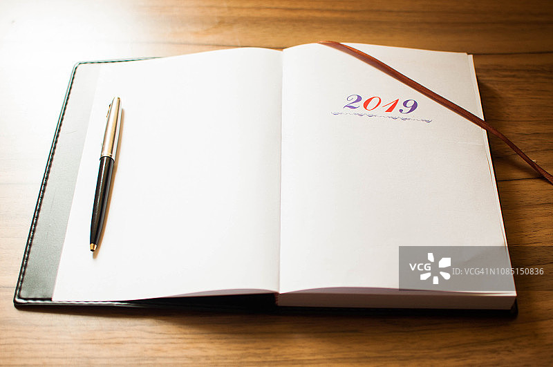 2019年木桌上的个人记事本图片素材