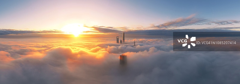 上海天际线在浓雾中图片素材