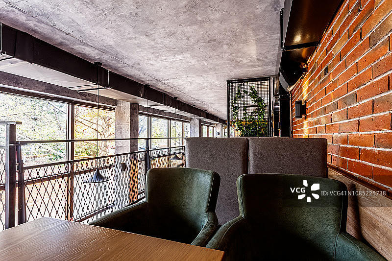 具有工业设计的现代酒吧椅子图片素材