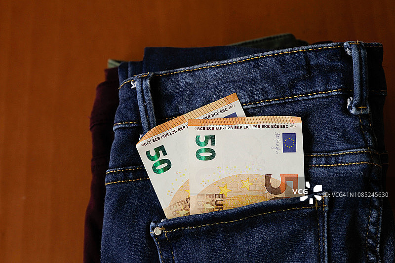 口袋里装着欧元纸币的牛仔裤图片素材