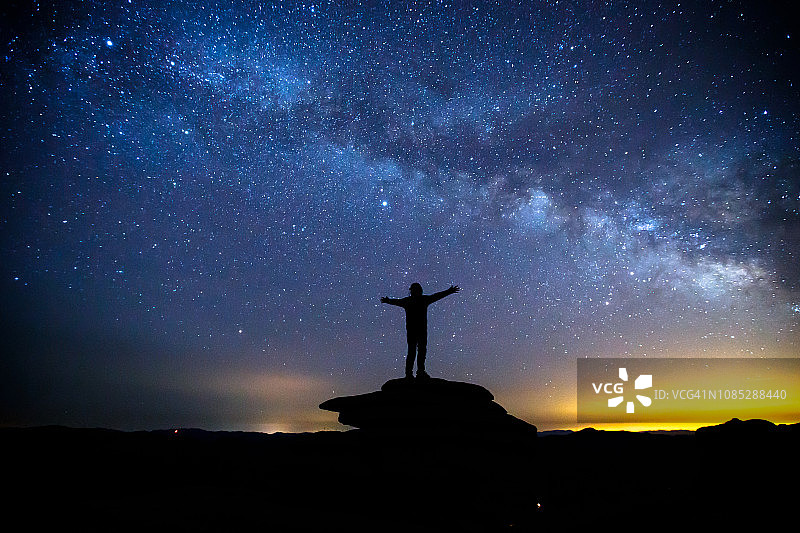 银河景观与男人剪影图片素材