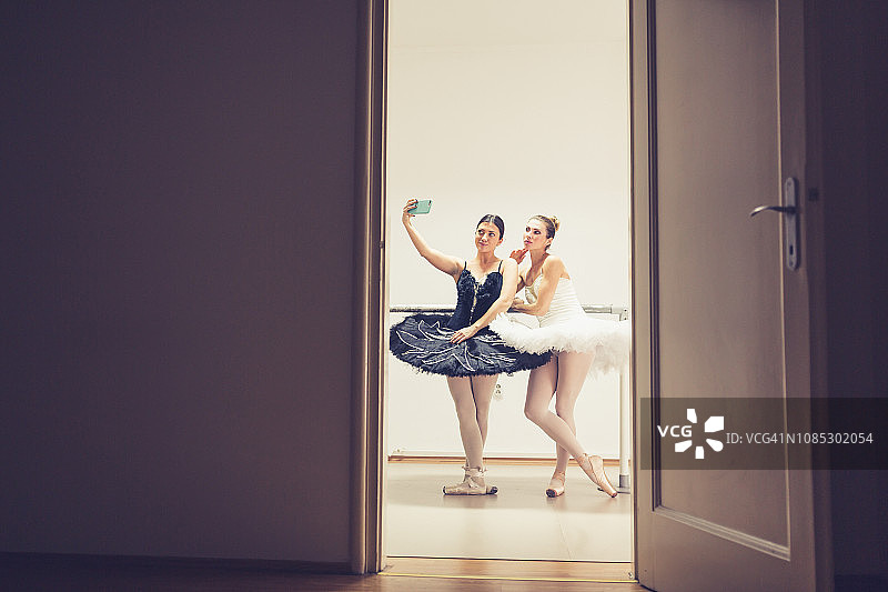 两位美丽的芭蕾舞演员在训练课后自拍图片素材