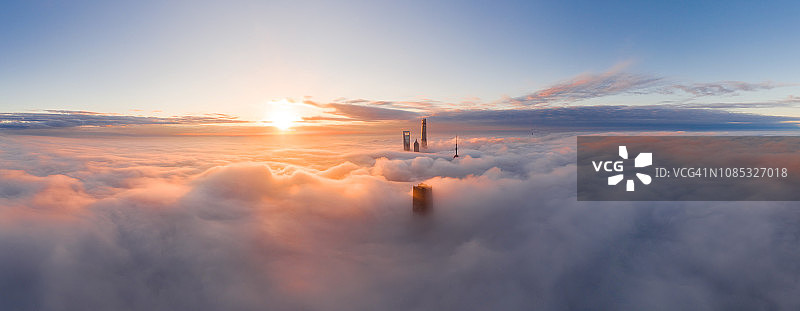 上海天际线在浓雾中图片素材