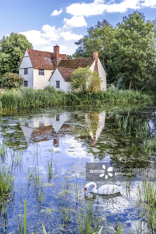 康斯太勃尔乡村的夏日：Flatford Mill的Willy Lotts House图片素材