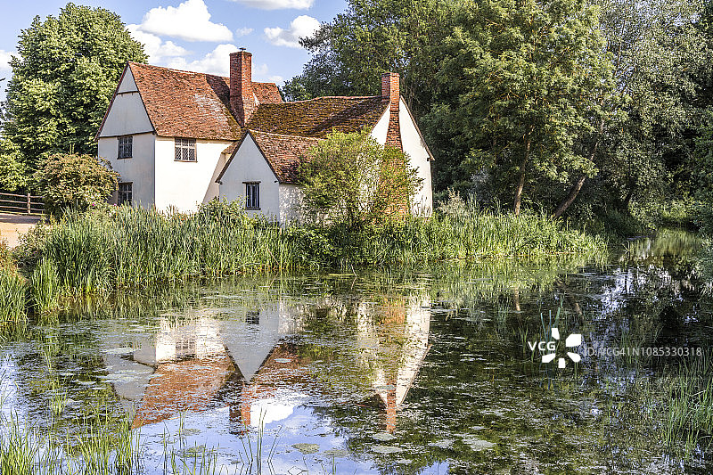 康斯太勃尔乡村的夏日：Flatford Mill的Willy Lotts House图片素材