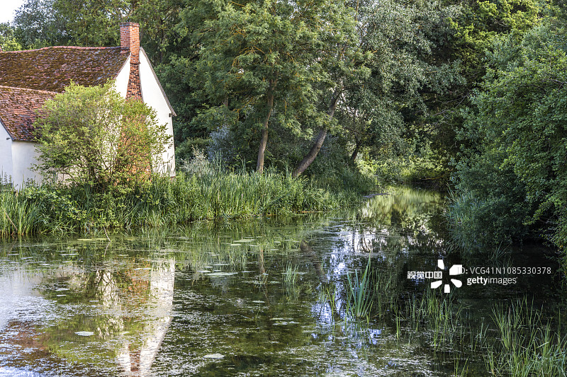 康斯太勃尔乡村的夏日：Flatford Mill的Willy Lotts House图片素材