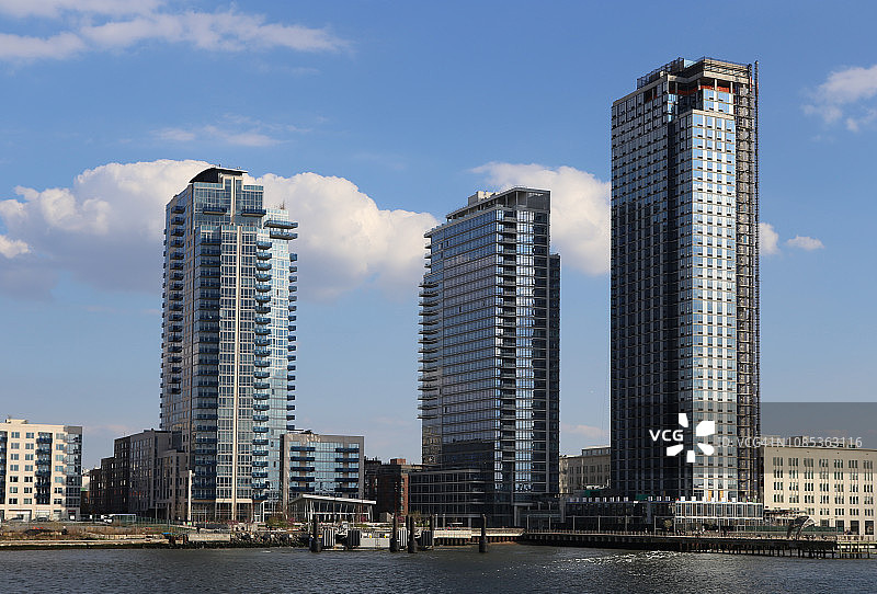 美国纽约市布鲁克林威廉斯堡海滨天际线图片素材