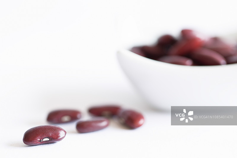 白色背景上的红腰豆图片素材