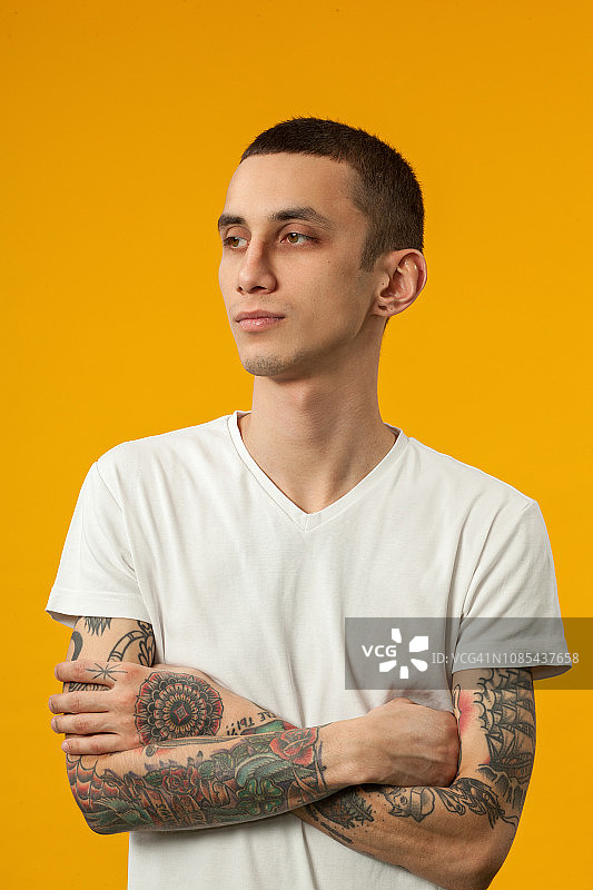 20岁男人的工作室肖像图片素材