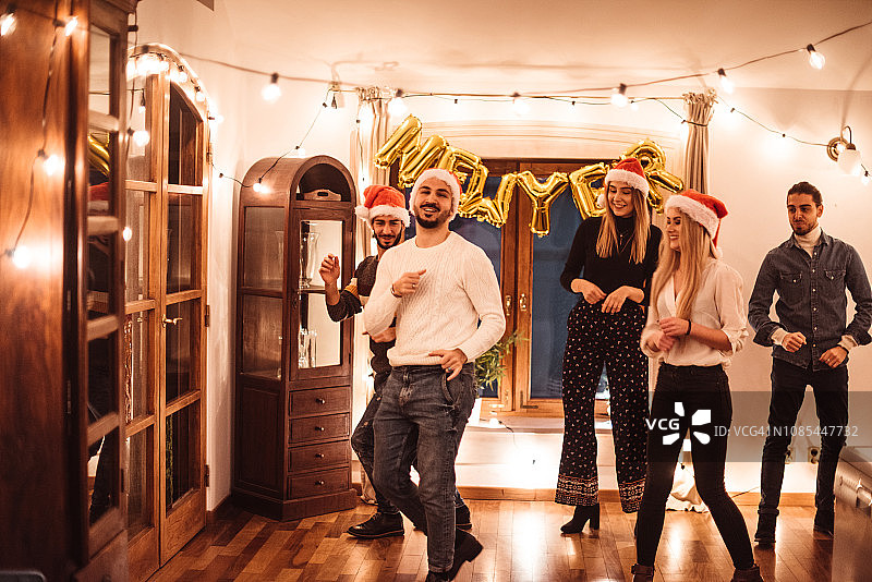 朋友们在圣诞派对上跳舞图片素材