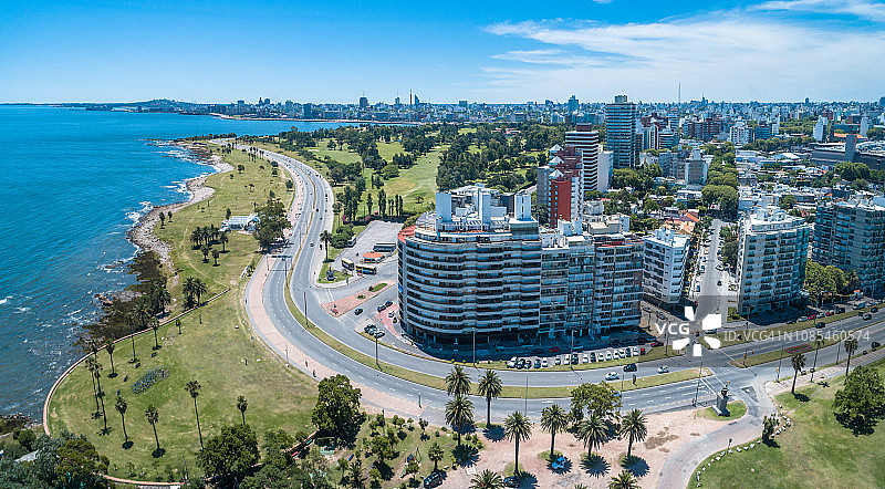 蒙得维的亚海岸线高角度航拍，乌拉圭蓬塔卡雷塔斯街区图片素材