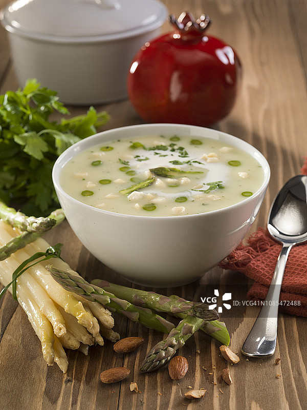 木桌上的芦笋汤图片素材