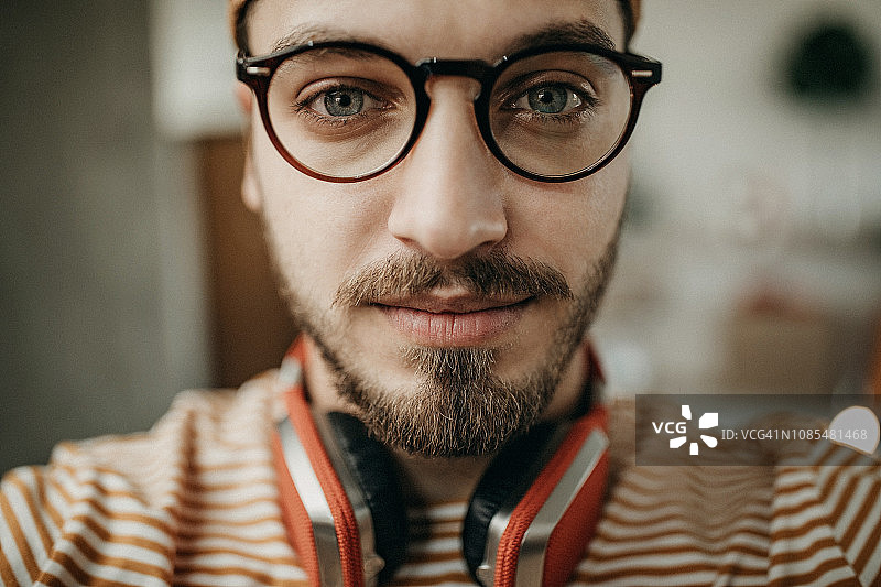 年轻男人自拍图片素材