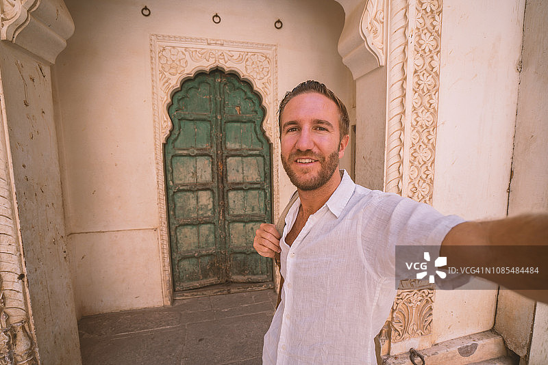 在印度古代堡垒自拍的年轻男人图片素材