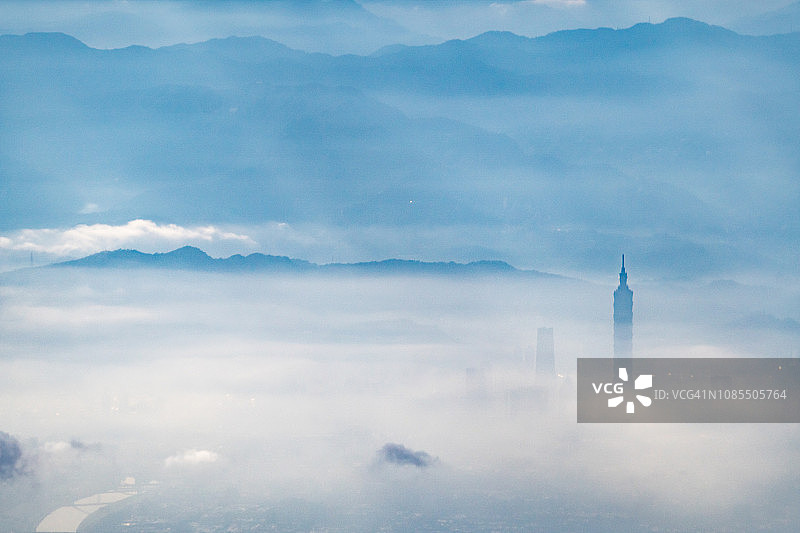 飞机航拍：中国台湾台北101大楼，晨雾缭绕图片素材