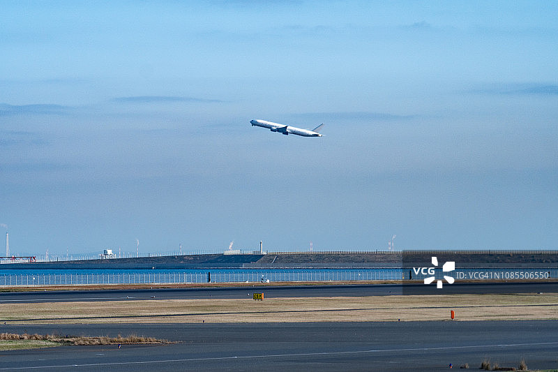 从日本东京羽田国际机场起飞的飞机图片素材