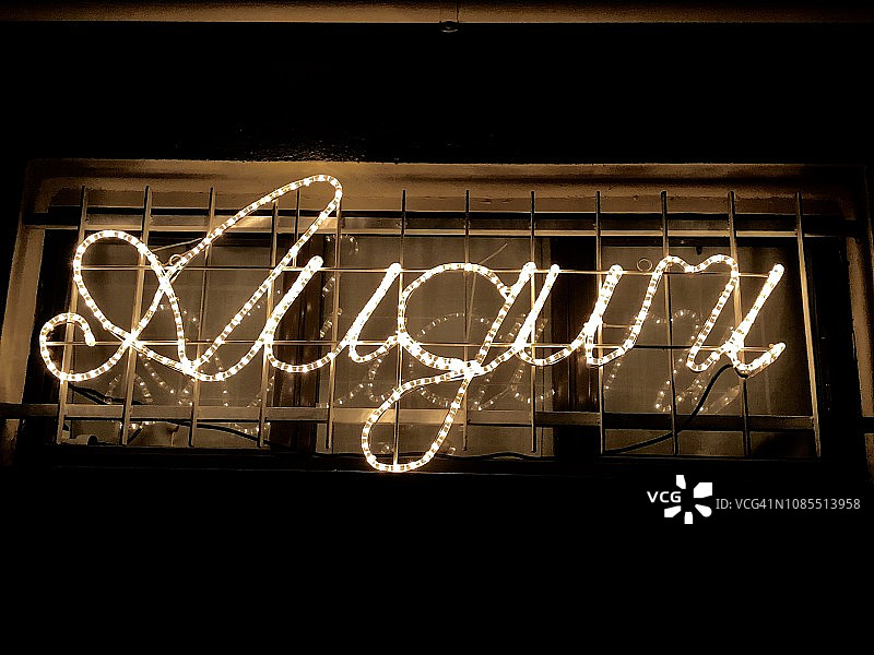 带铁栅栏的圣诞灯图片素材