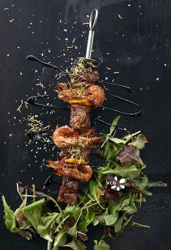 牛肉鲜虾串配沙拉图片素材