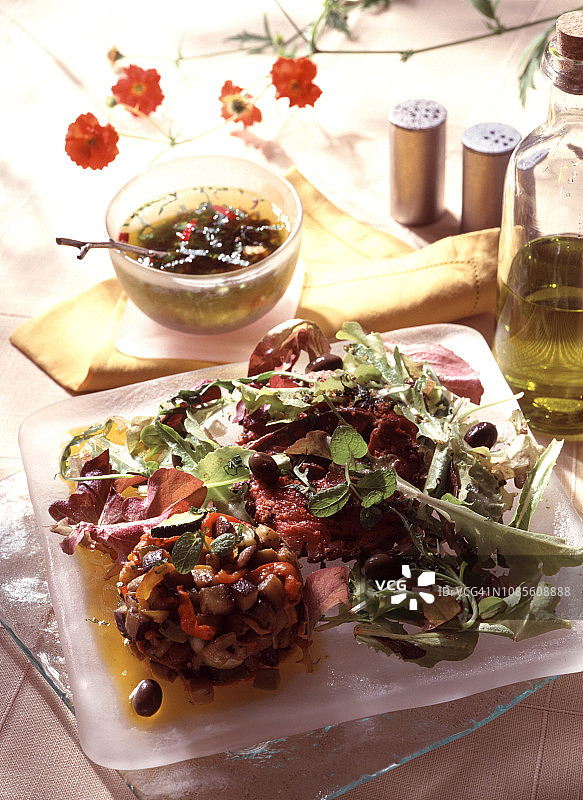 茄子馅饼配什锦沙拉图片素材