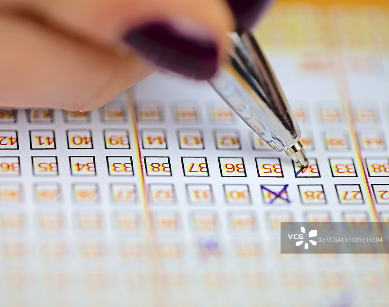 彩票上的钢笔标记，已填写的彩票图片素材
