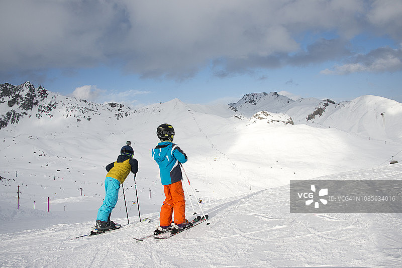两个孩子在雪山滑雪图片素材