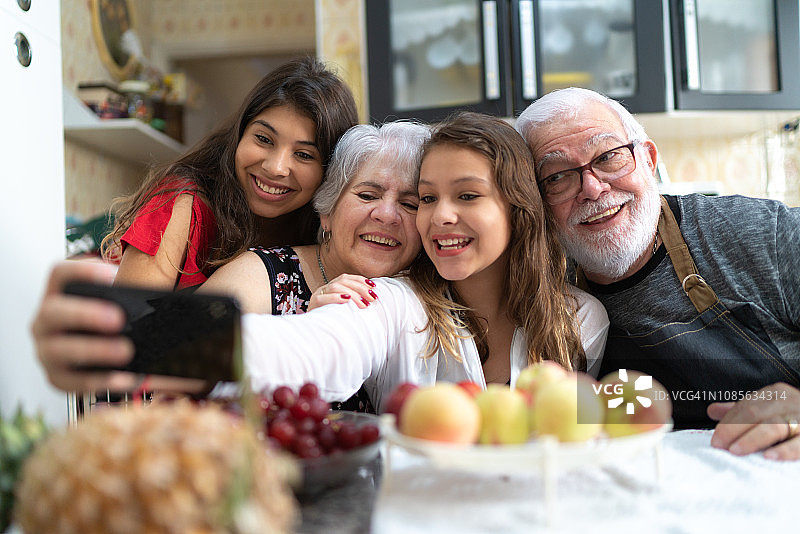 爷爷奶奶和孙子在家里的厨房自拍图片素材