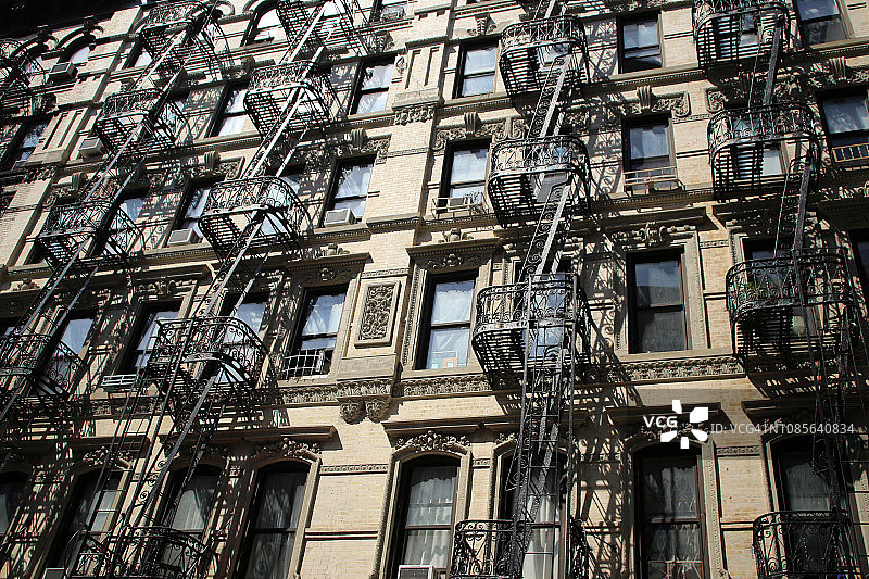曼哈顿下东区果园街的传统历史建筑外墙，带有防火梯图片素材