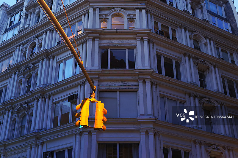 纽约曼哈顿Noho住宅楼前的黄色交通信号灯图片素材