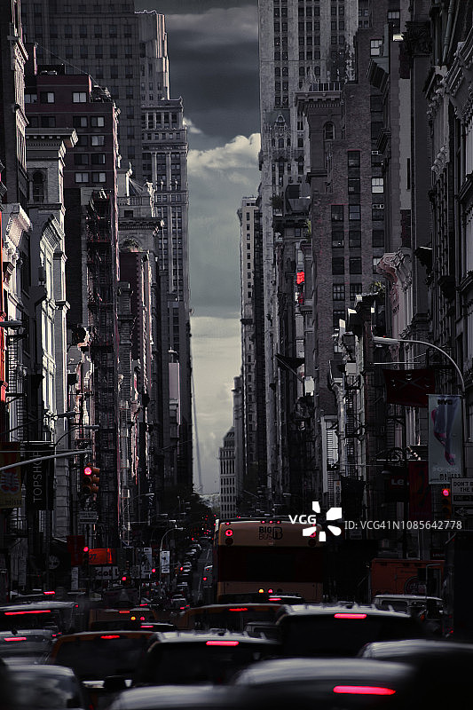 纽约市曼哈顿下城百老汇大街的繁忙交通数字图像图片素材