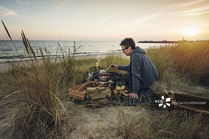 渔民在海滩上烹饪渔获图片素材