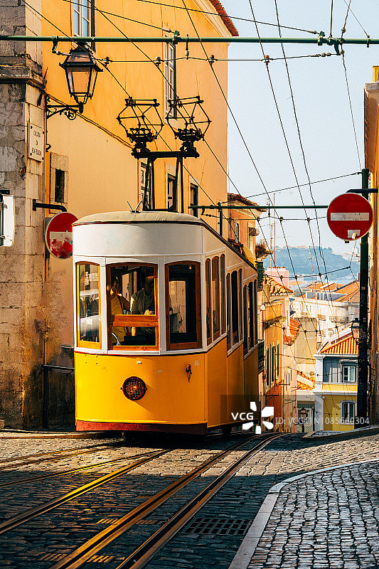 葡萄牙里斯本标志性有轨电车图片素材