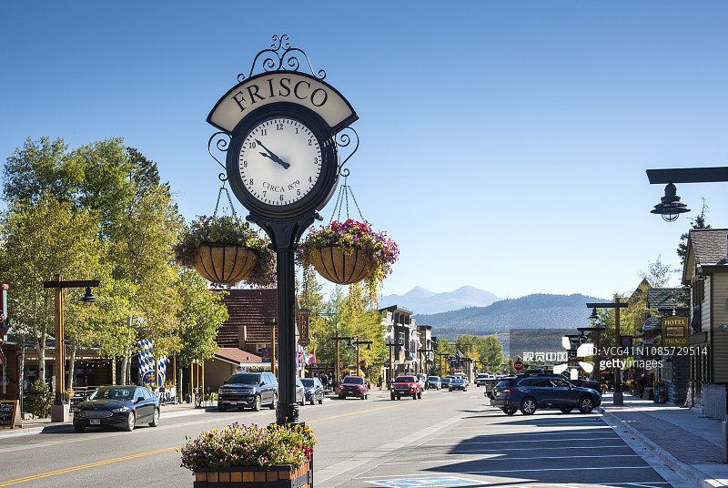 科罗拉多州弗里斯科主街的落基山脉秋景图片素材