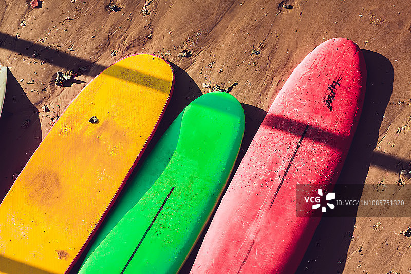 沙滩上摆放的彩色冲浪板图片素材