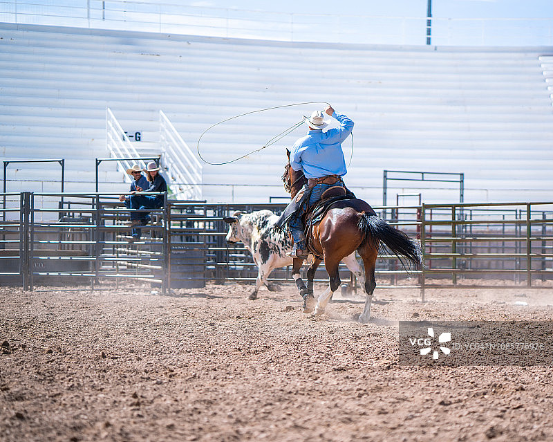 清理竞技场内的公牛图片素材