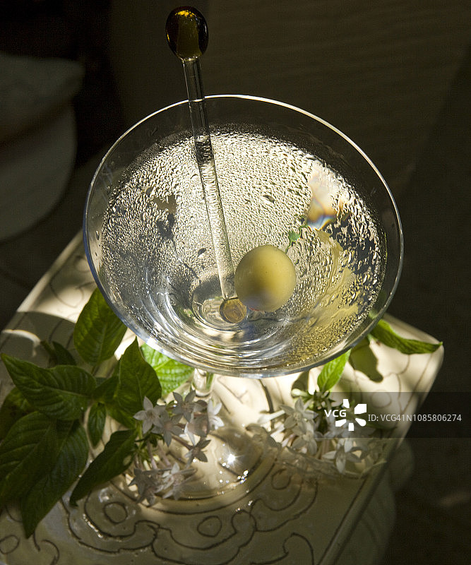 日落时分，马提尼酒与橄榄图片素材