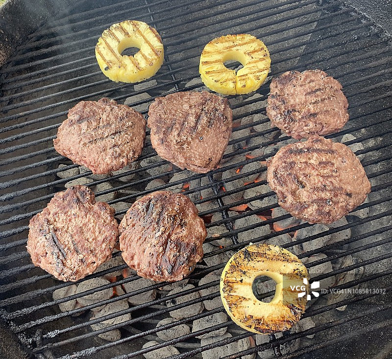 烤架上的自制牛肉汉堡图片素材