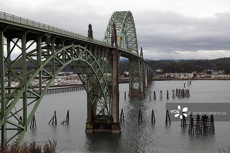 美国俄勒冈州纽波特亚奎纳湾大桥图片素材