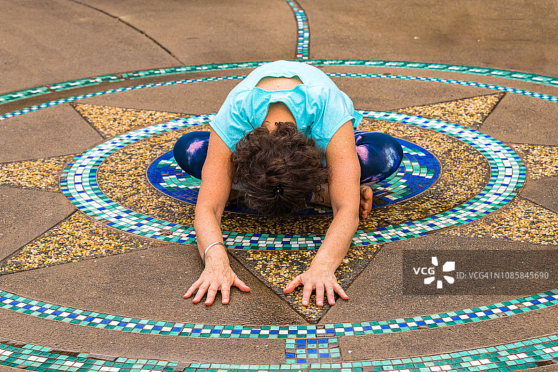 50岁以上的女人在做瑜伽放松图片素材