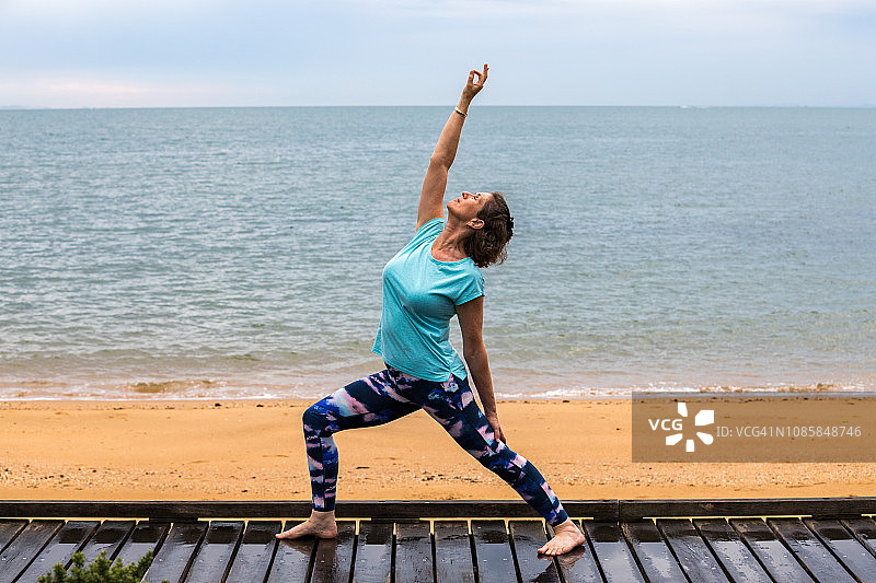 50岁以上的妇女做站立瑜伽图片素材