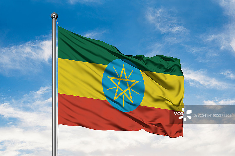 在多云的蓝色天空背景下飘扬的埃塞俄比亚国旗图片素材