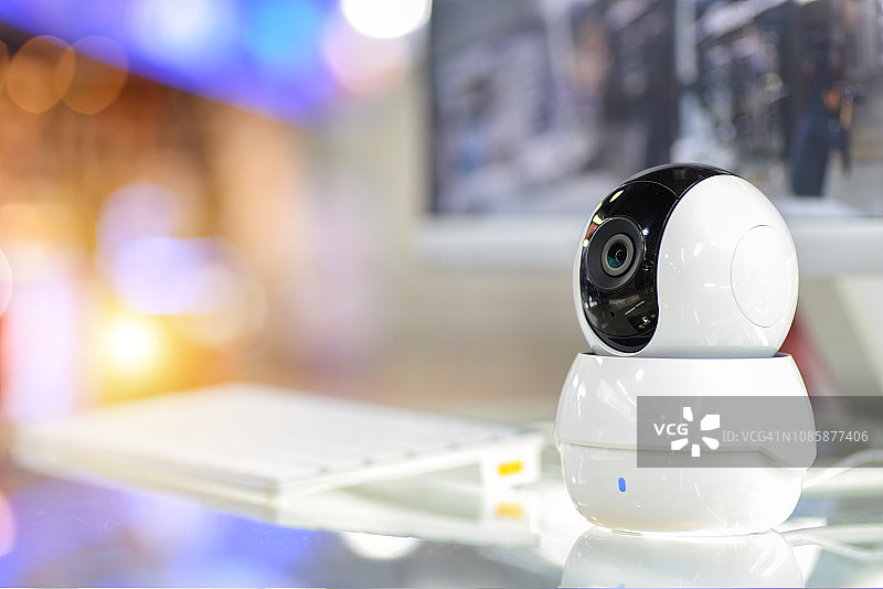 网络摄像头，男性手按手机观看闭路电视图片素材