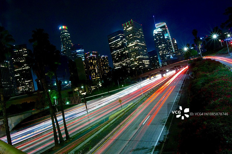 洛杉矶天际线与圣诞灯饰长曝光图片素材