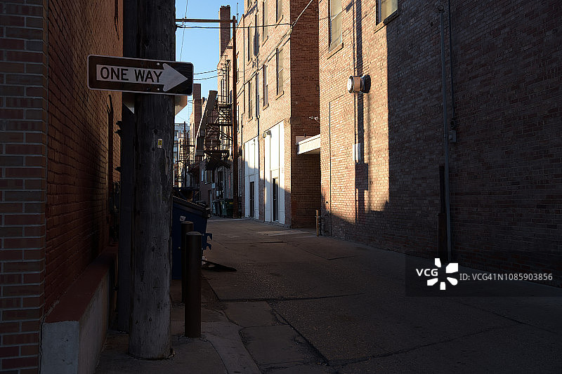 美国蒙大拿州大瀑布城的单行道标志图片素材