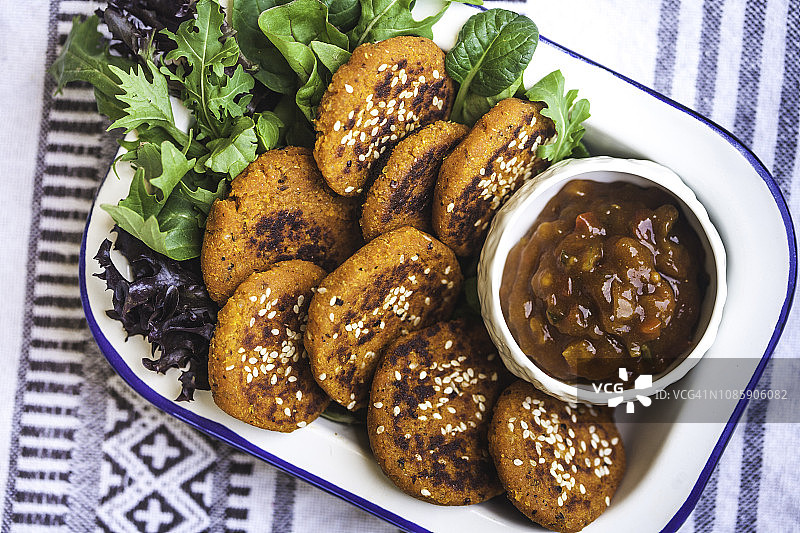 红扁豆藜麦汉堡肉饼配烧烤酸辣酱图片素材